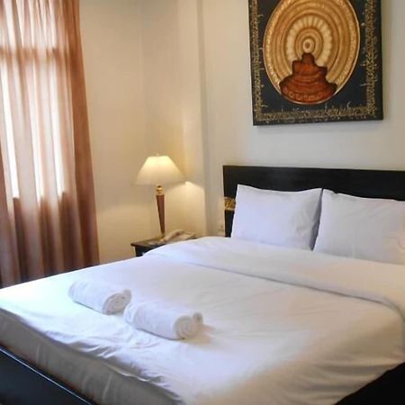 The Bang Khun Phrom Suites Bangkok Bagian luar foto