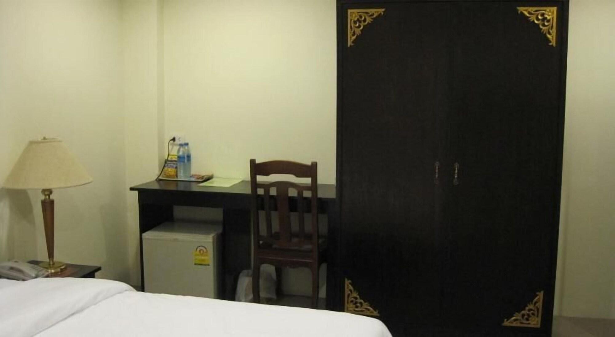 The Bang Khun Phrom Suites Bangkok Bagian luar foto