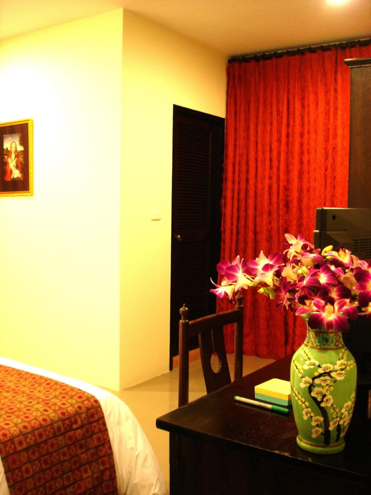 The Bang Khun Phrom Suites Bangkok Bagian luar foto