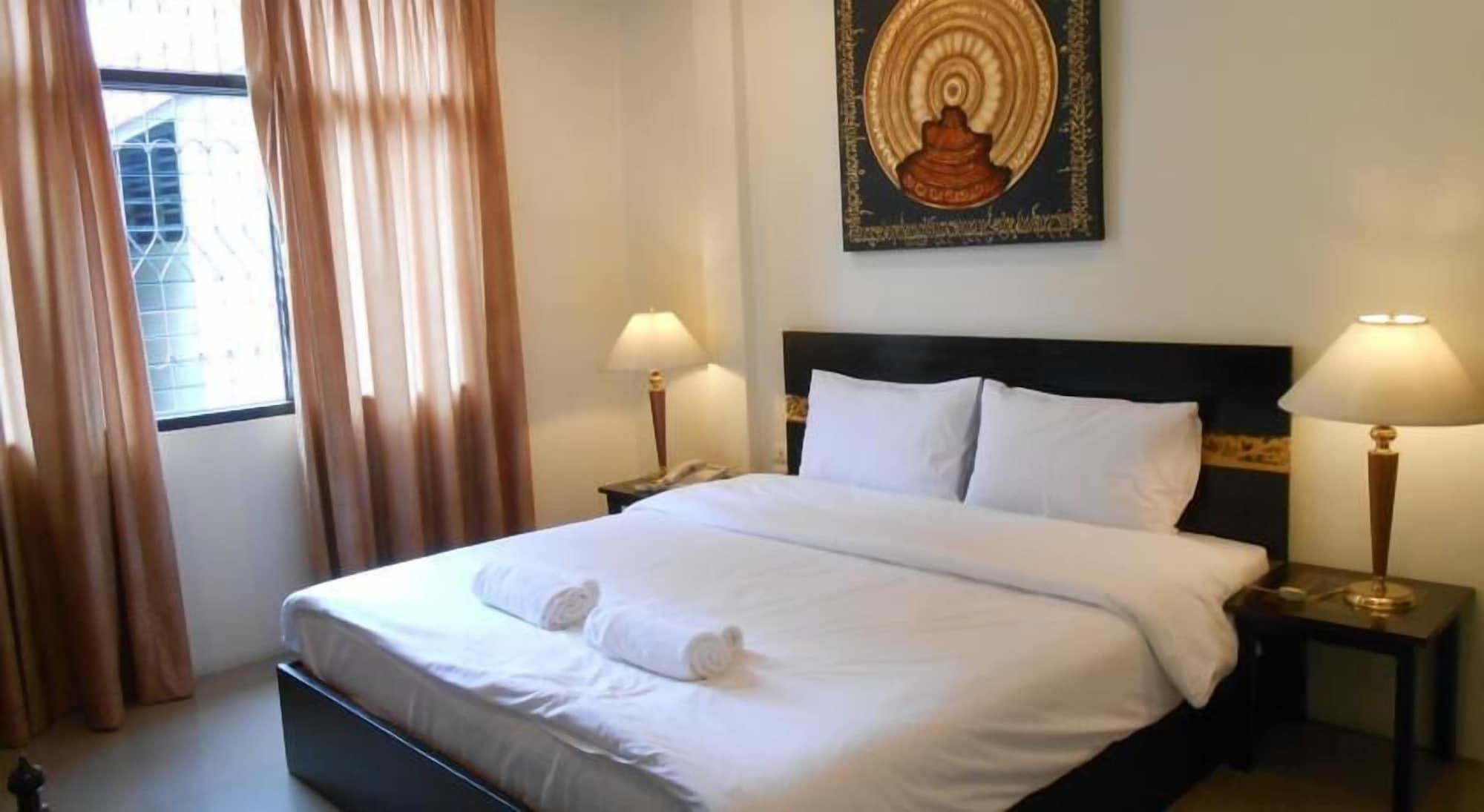 The Bang Khun Phrom Suites Bangkok Bagian luar foto