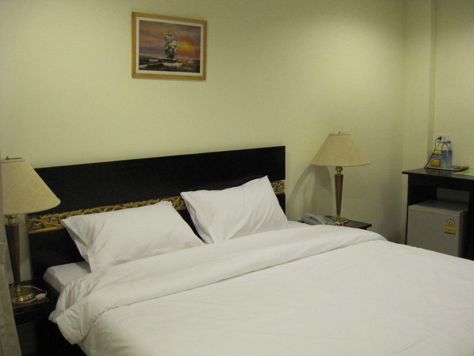 The Bang Khun Phrom Suites Bangkok Bagian luar foto