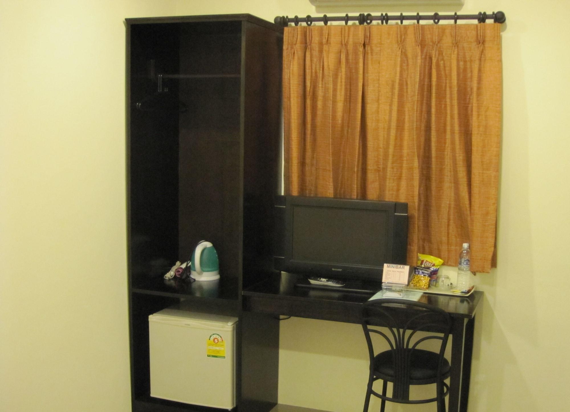 The Bang Khun Phrom Suites Bangkok Bagian luar foto