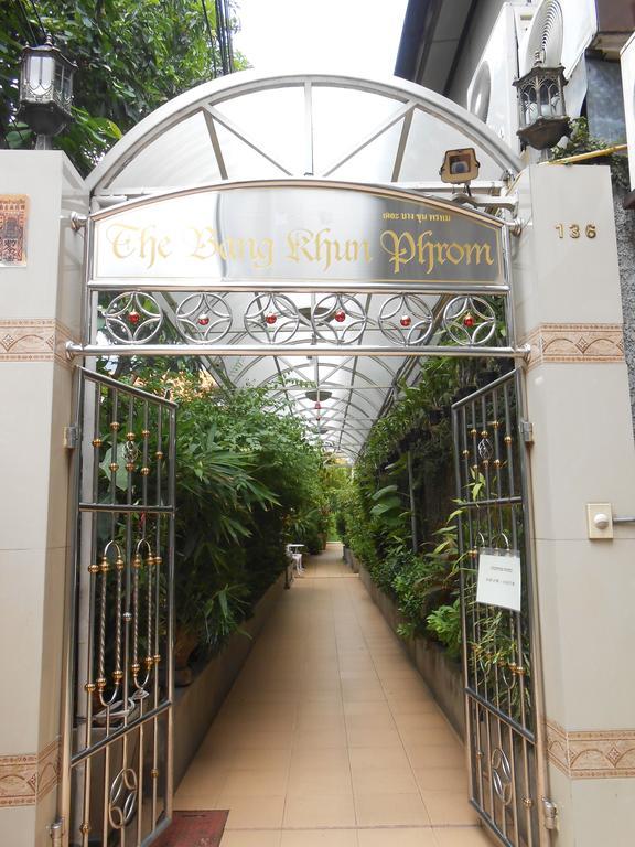 The Bang Khun Phrom Suites Bangkok Bagian luar foto