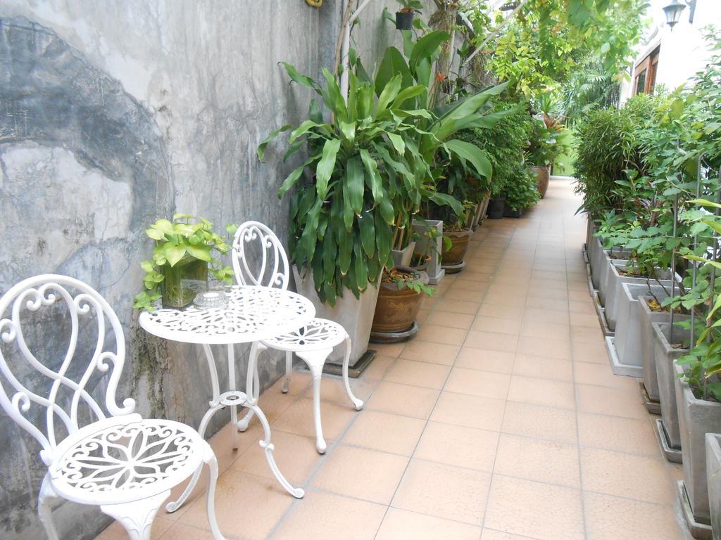 The Bang Khun Phrom Suites Bangkok Bagian luar foto
