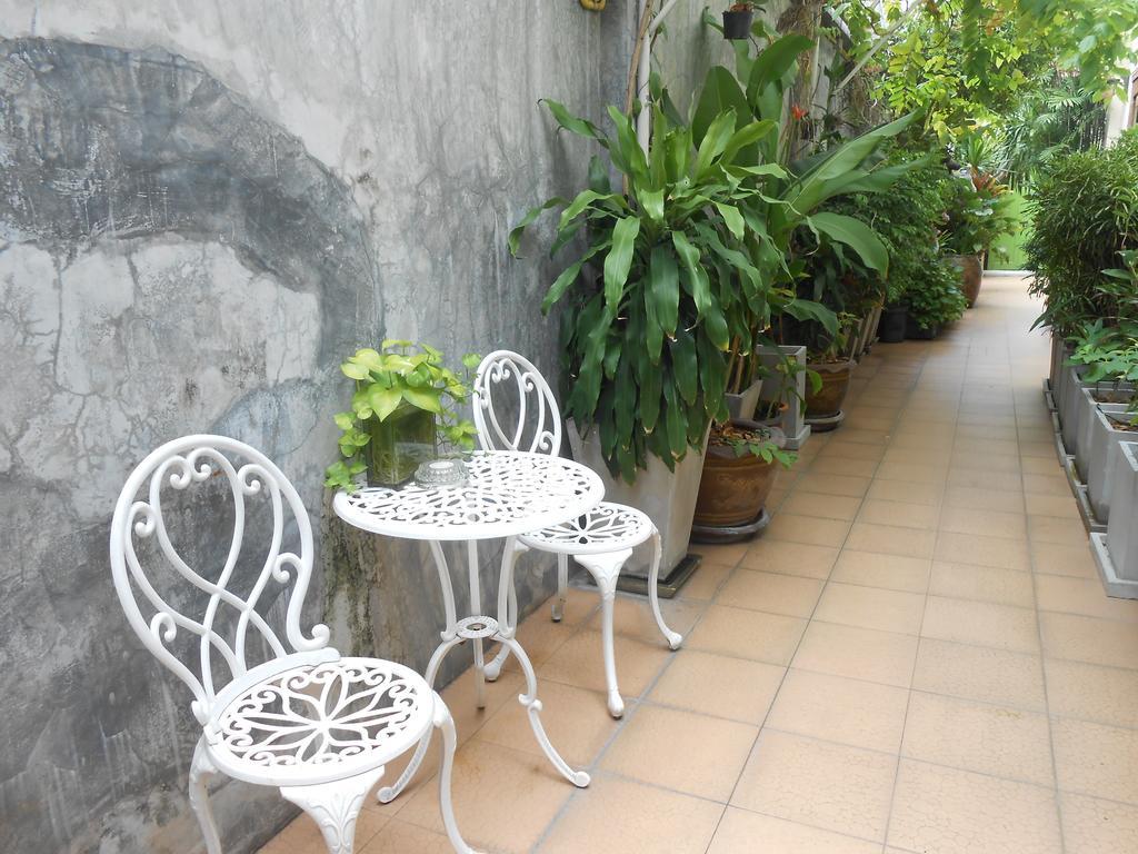 The Bang Khun Phrom Suites Bangkok Bagian luar foto