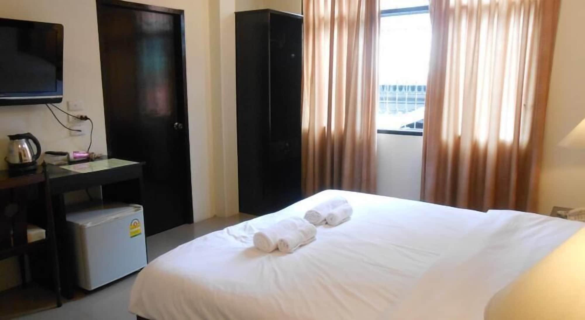 The Bang Khun Phrom Suites Bangkok Bagian luar foto