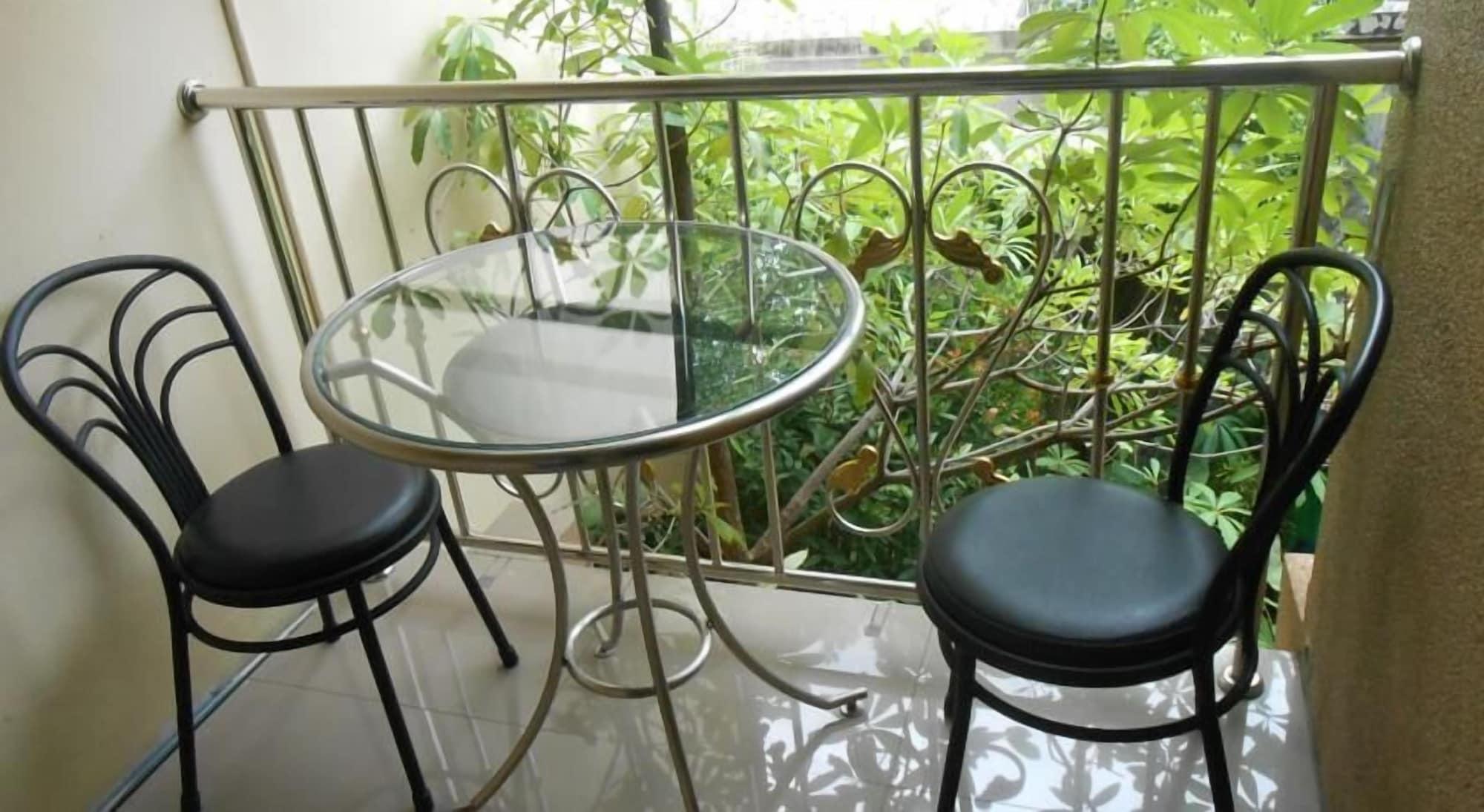 The Bang Khun Phrom Suites Bangkok Bagian luar foto