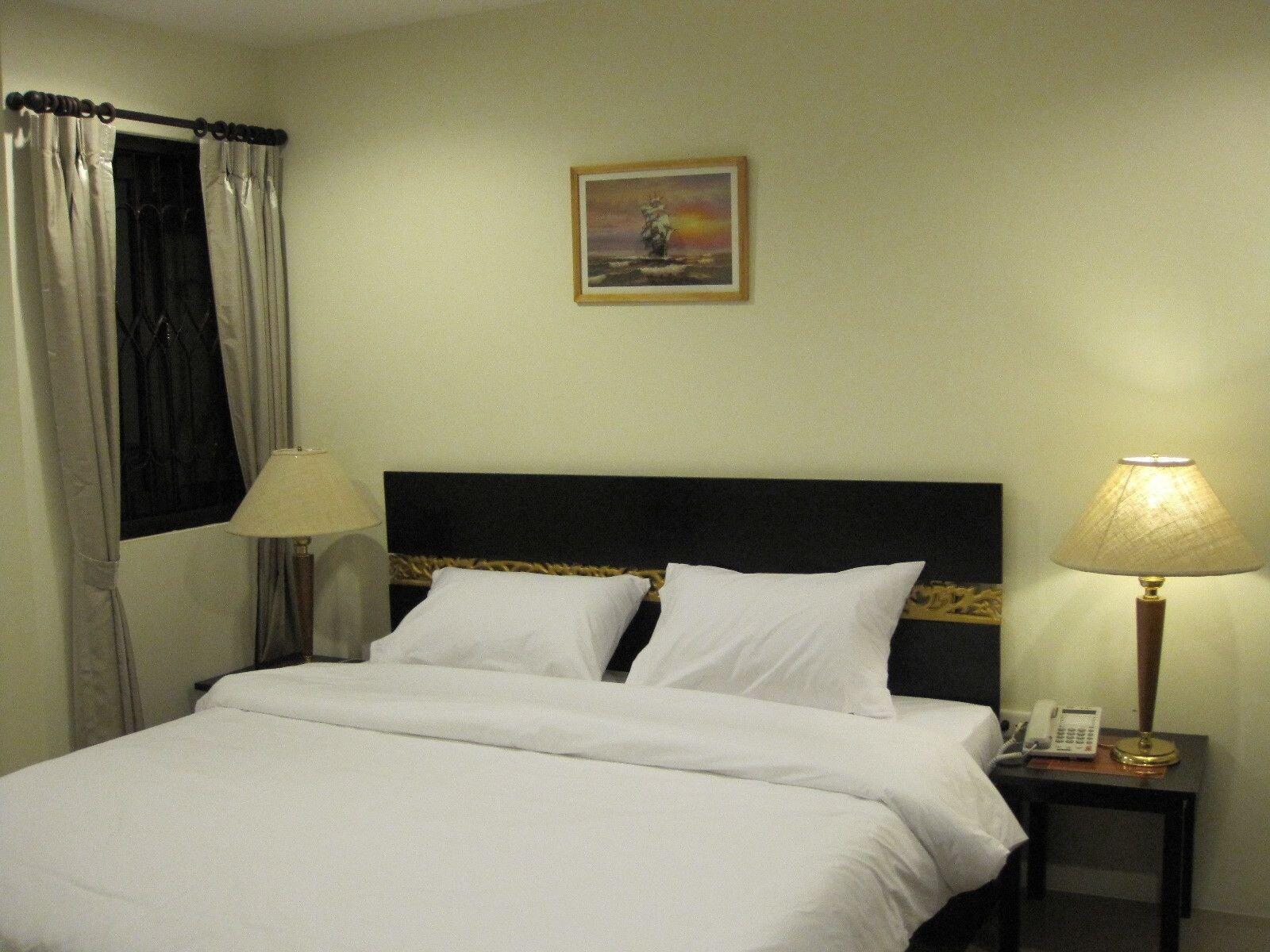 The Bang Khun Phrom Suites Bangkok Bagian luar foto
