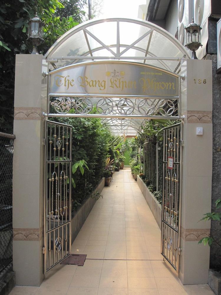 The Bang Khun Phrom Suites Bangkok Bagian luar foto
