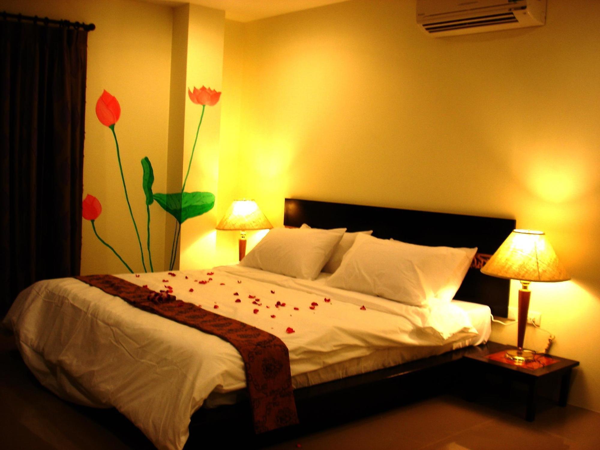 The Bang Khun Phrom Suites Bangkok Bagian luar foto