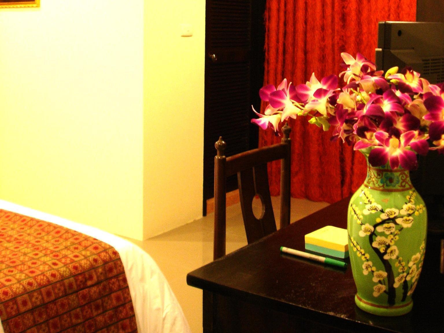 The Bang Khun Phrom Suites Bangkok Bagian luar foto