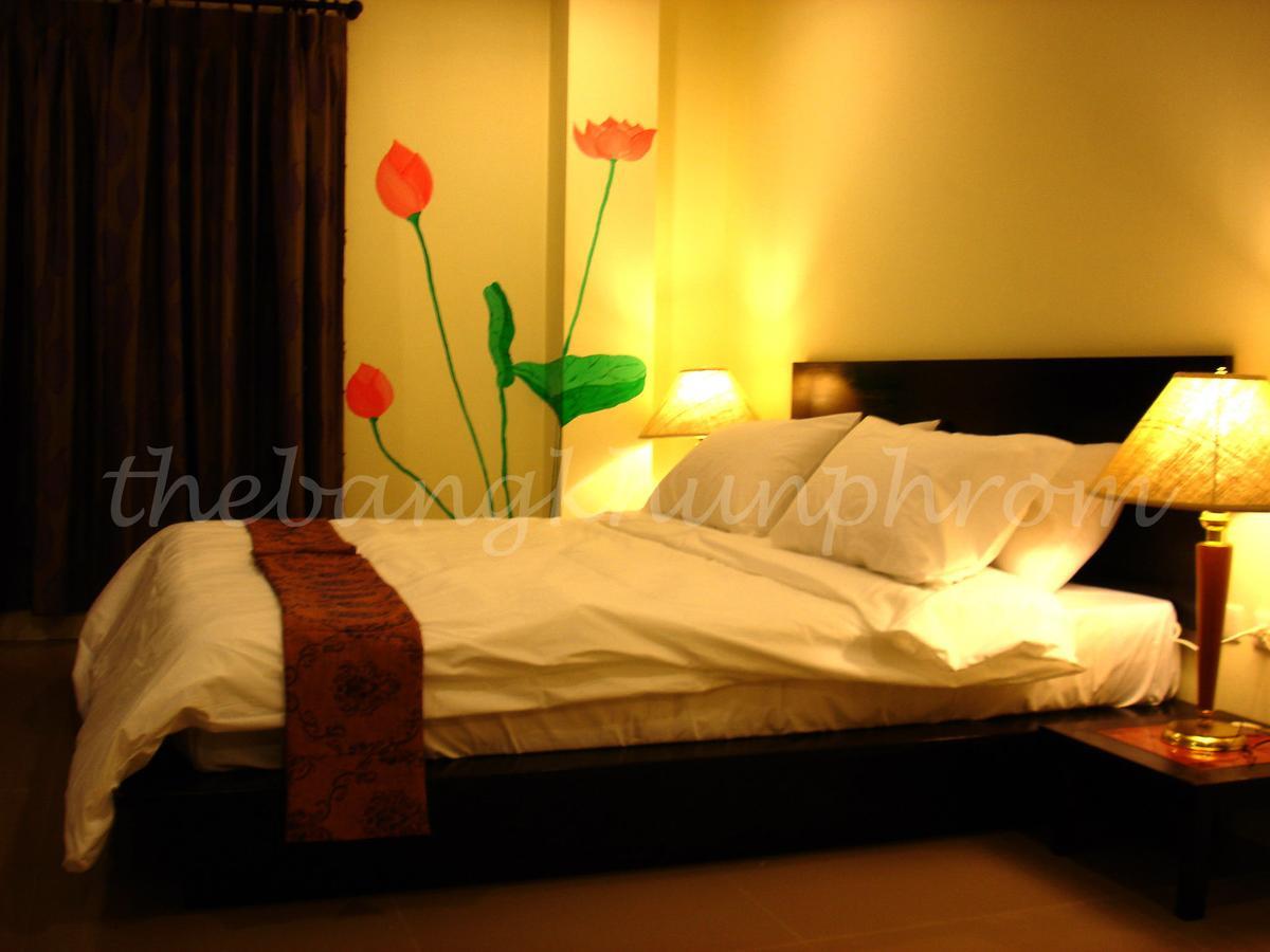 The Bang Khun Phrom Suites Bangkok Bagian luar foto