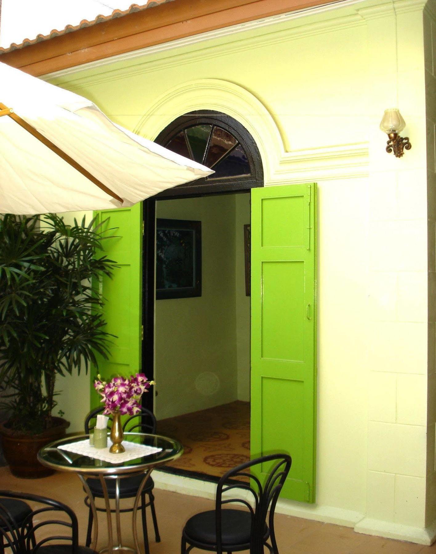 The Bang Khun Phrom Suites Bangkok Bagian luar foto