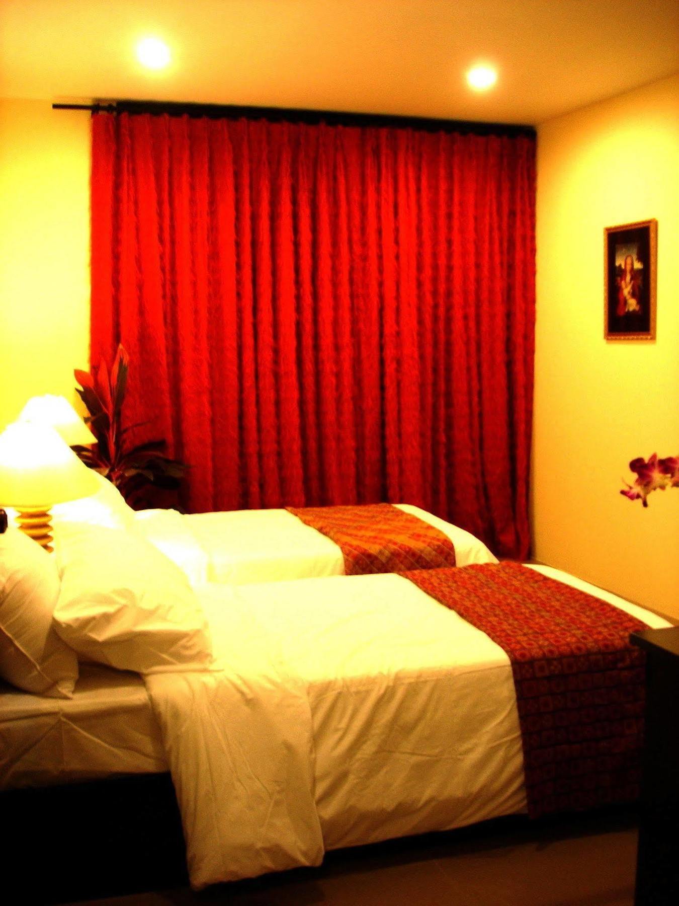 The Bang Khun Phrom Suites Bangkok Bagian luar foto