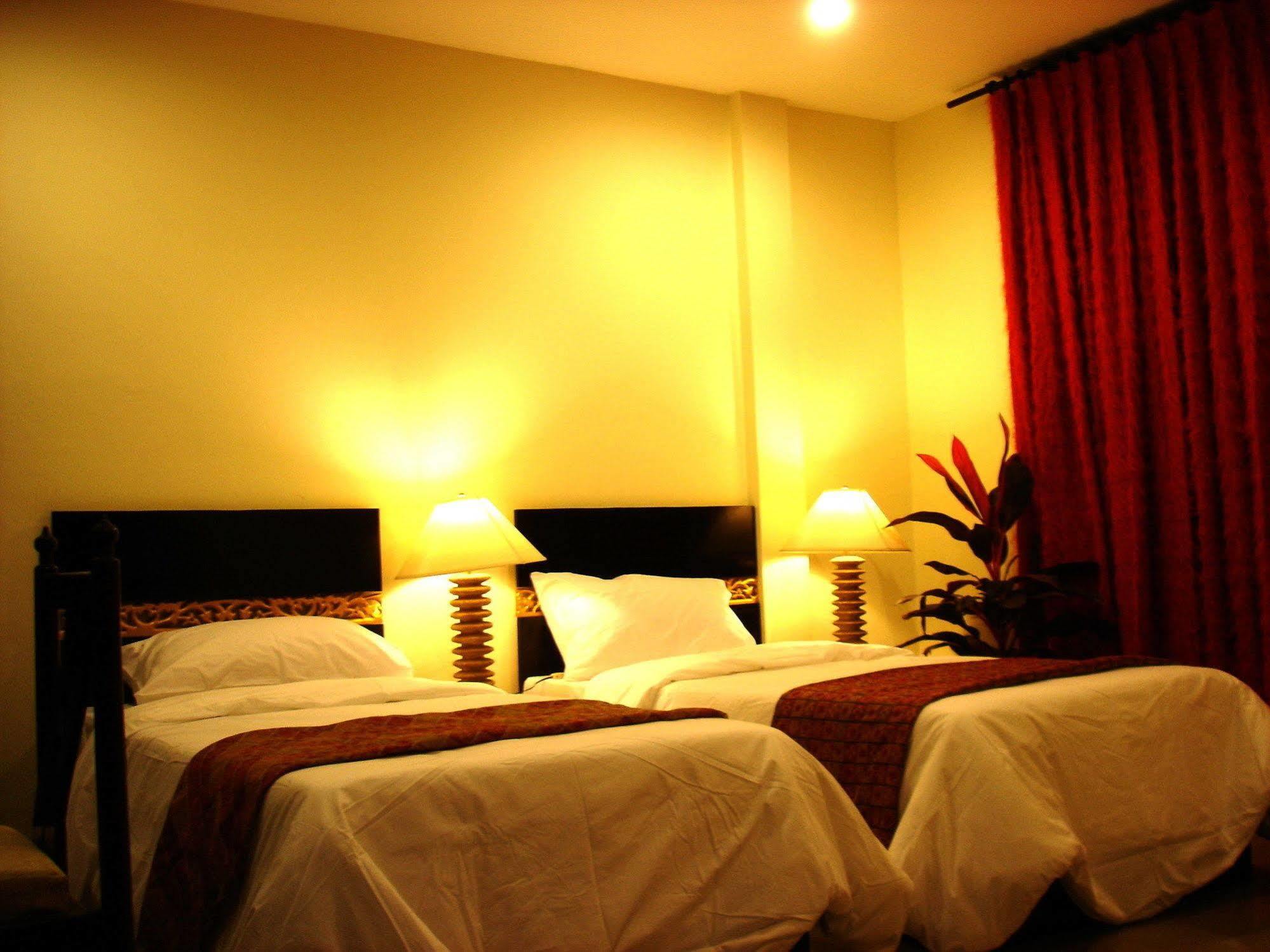 The Bang Khun Phrom Suites Bangkok Bagian luar foto