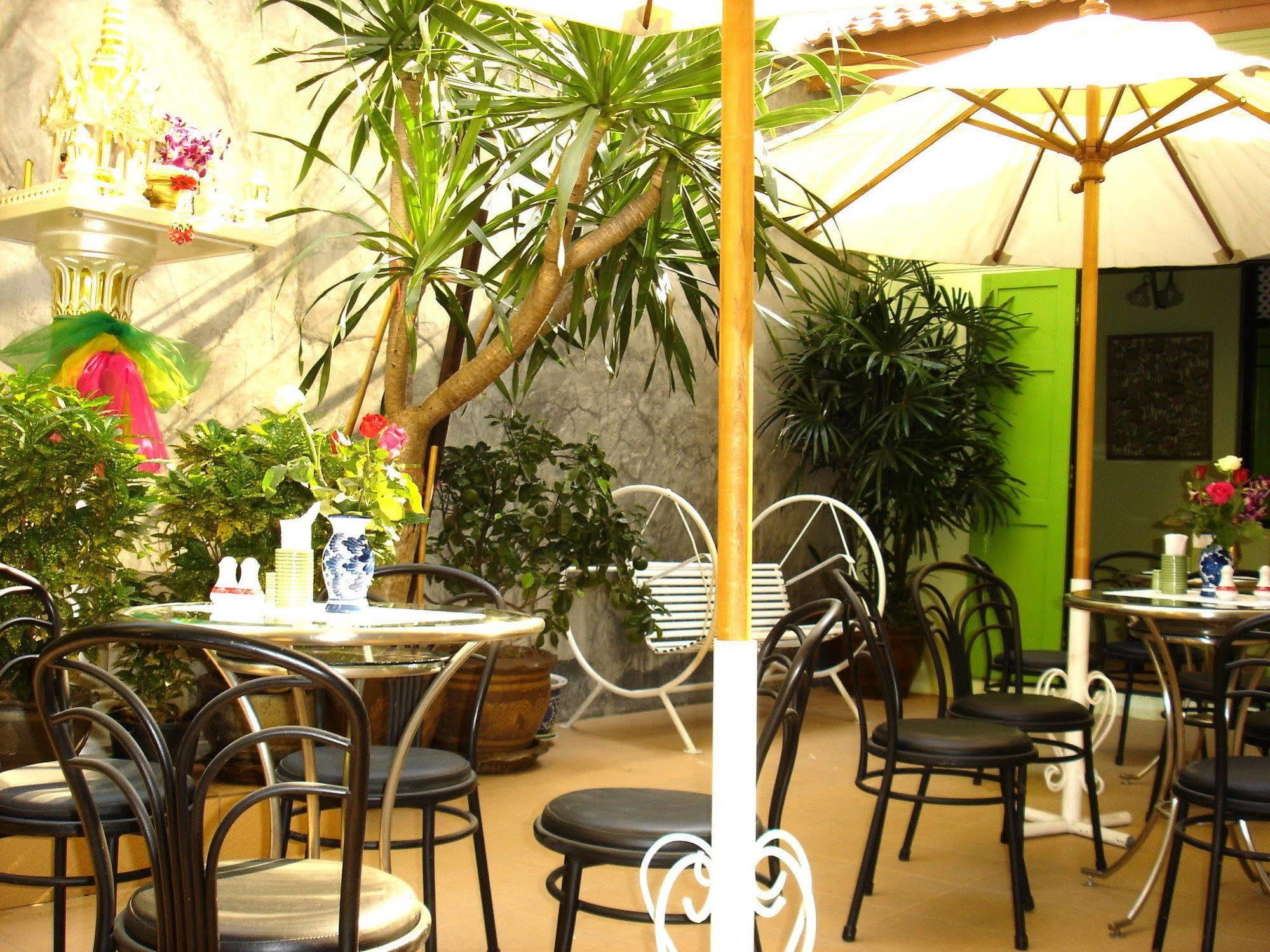 The Bang Khun Phrom Suites Bangkok Bagian luar foto
