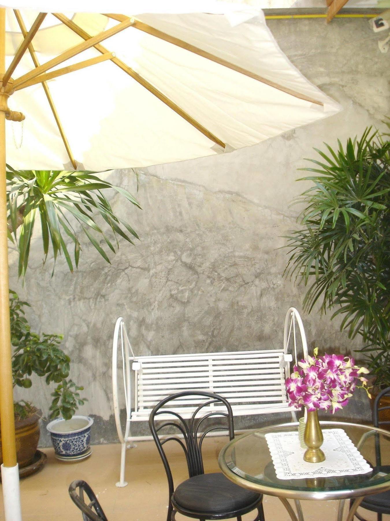 The Bang Khun Phrom Suites Bangkok Bagian luar foto