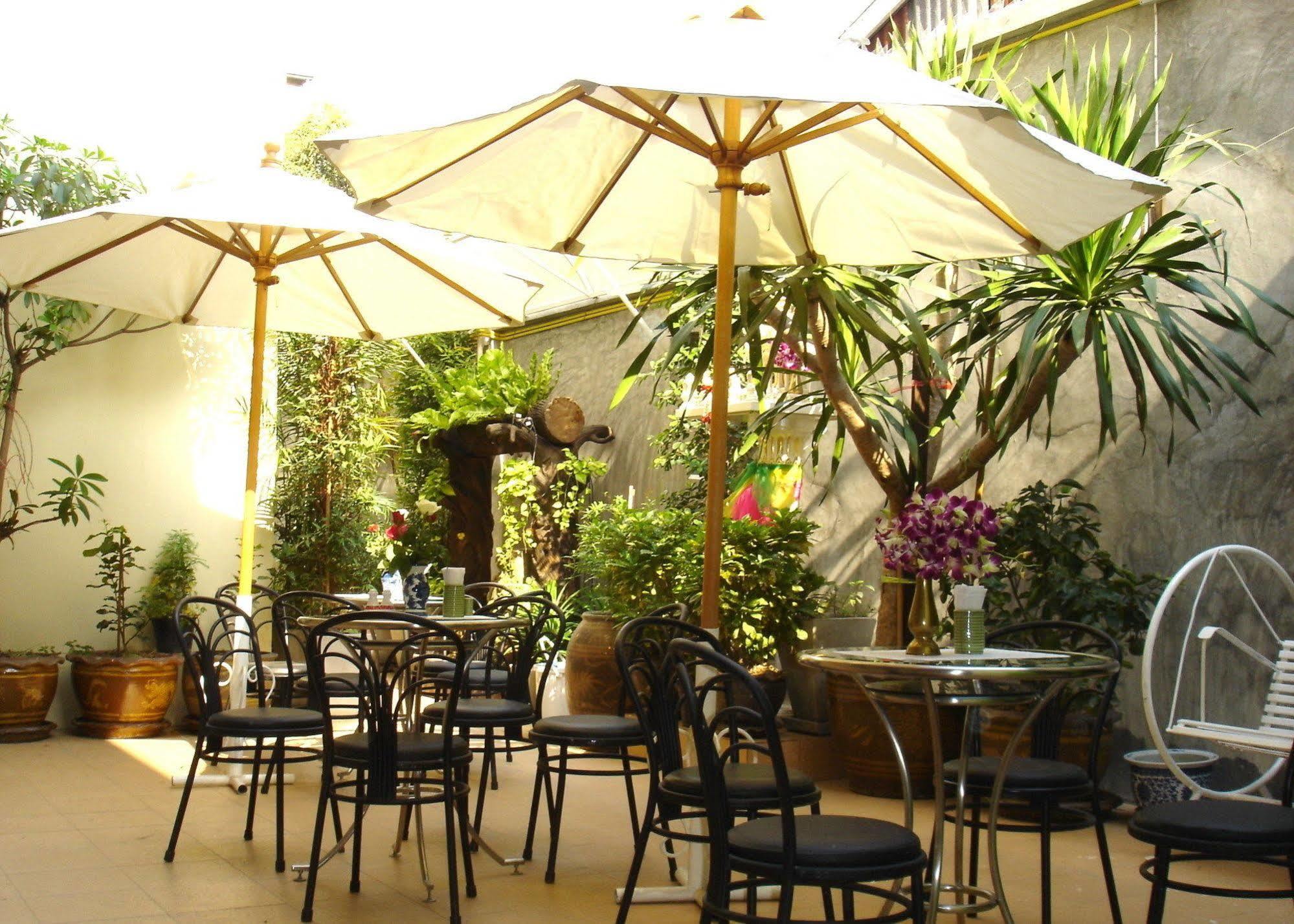 The Bang Khun Phrom Suites Bangkok Bagian luar foto