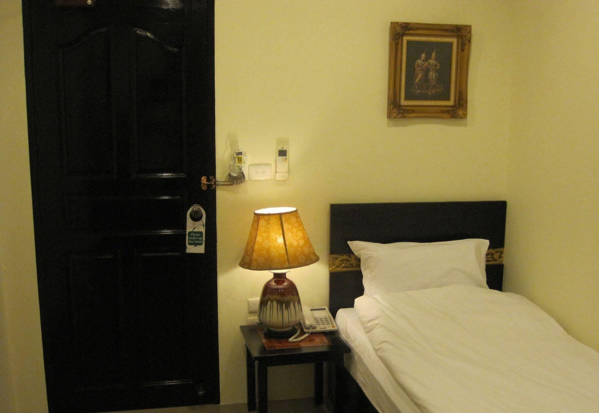 The Bang Khun Phrom Suites Bangkok Bagian luar foto