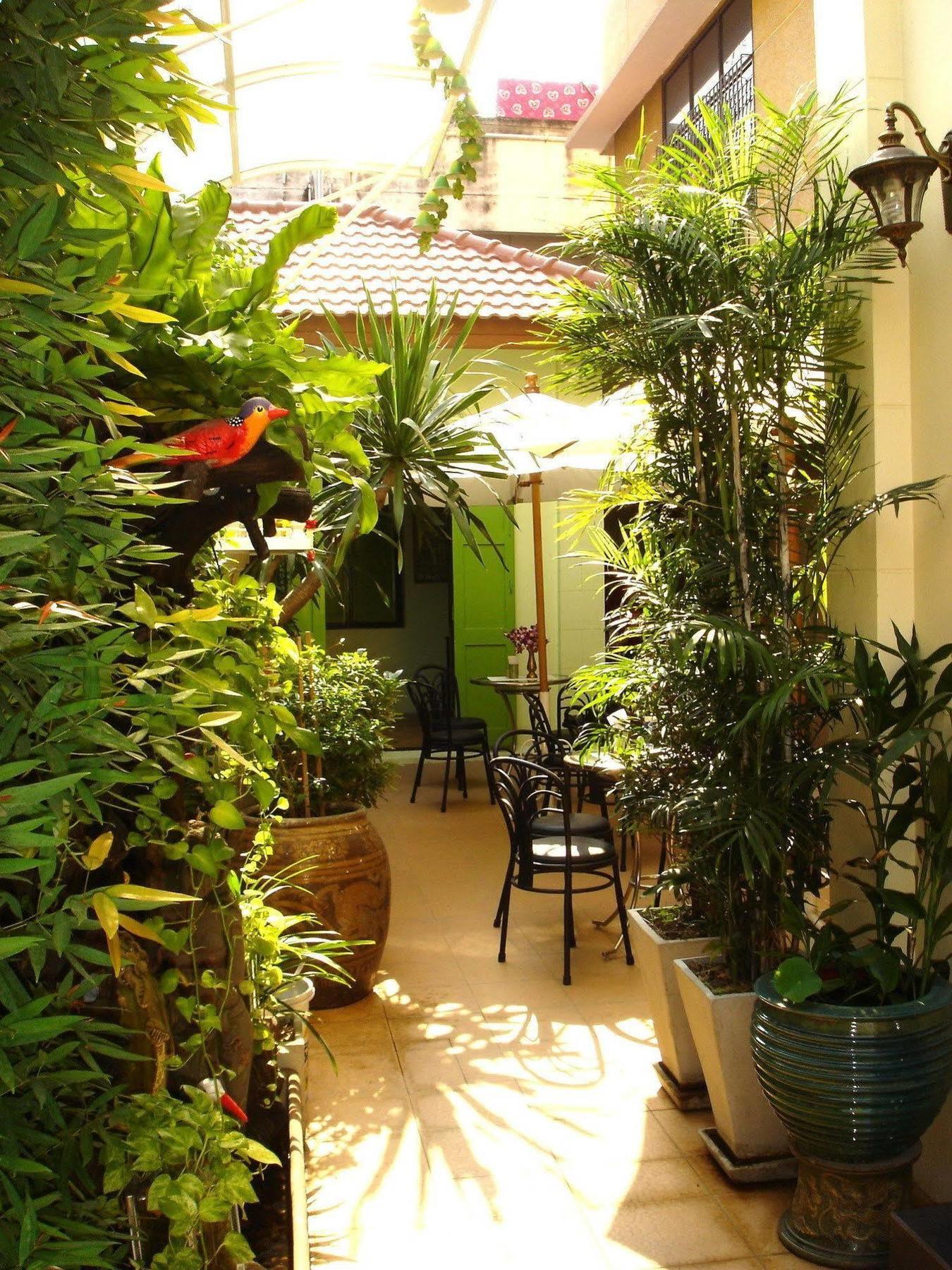 The Bang Khun Phrom Suites Bangkok Bagian luar foto